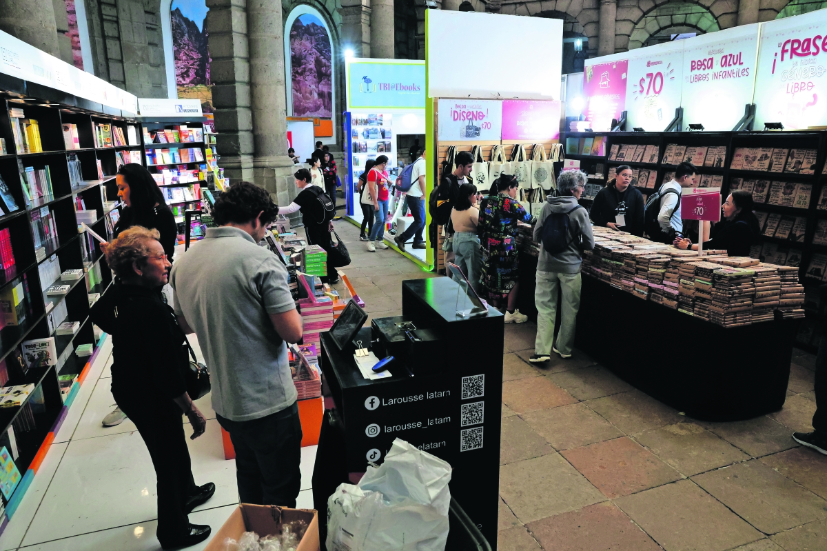 Taibo critica a  la FIL Minería y  suma a Sexto Piso y Planeta a tendido de libros