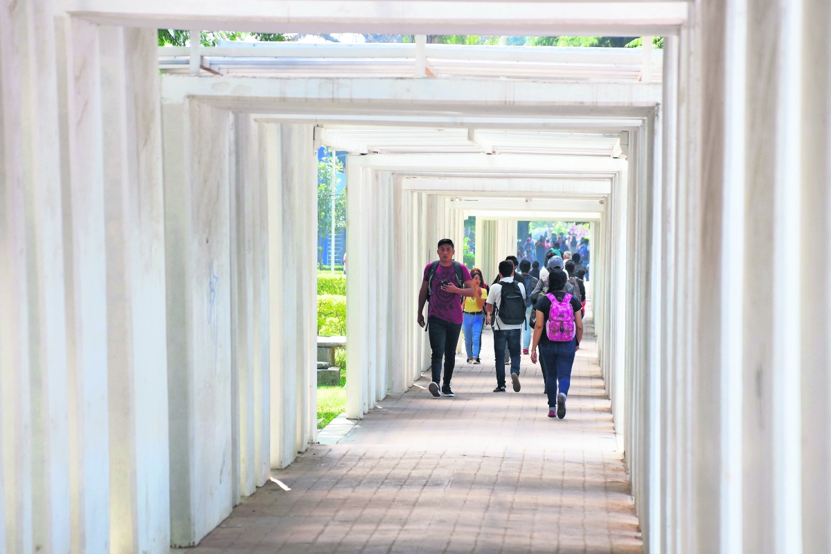 ¿Cómo afecta el mal uso de recursos públicos en universidades estatales?