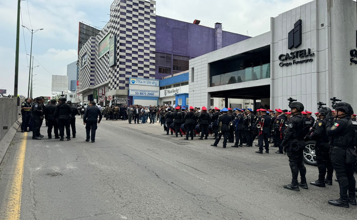 Despedida al comisario Milton Morales cierra lateral de Periférico Norte durante su velorio en Ciudad Satélite