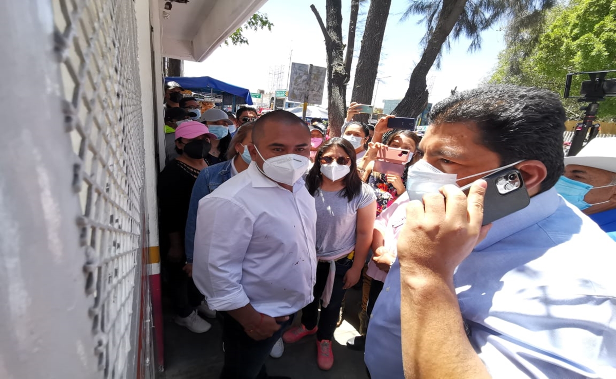 Escolta de delegada en Oaxaca encañona a edil que protestaba por cancelación de vacunas