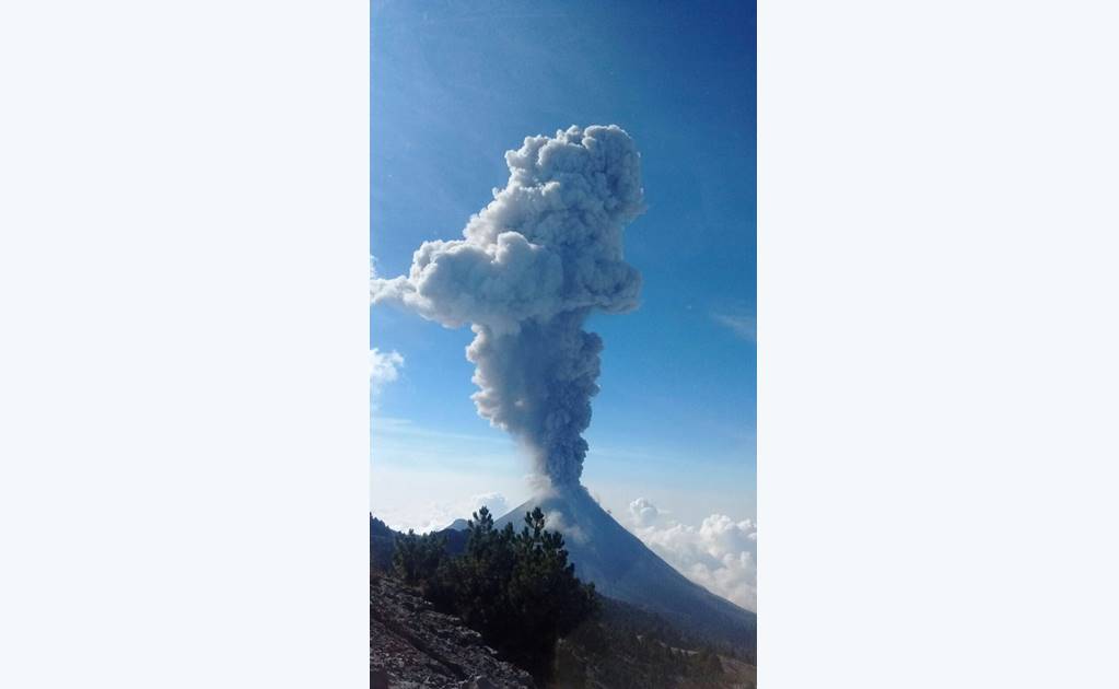 Reportan exhalación y derrumbe en volcán de Colima
