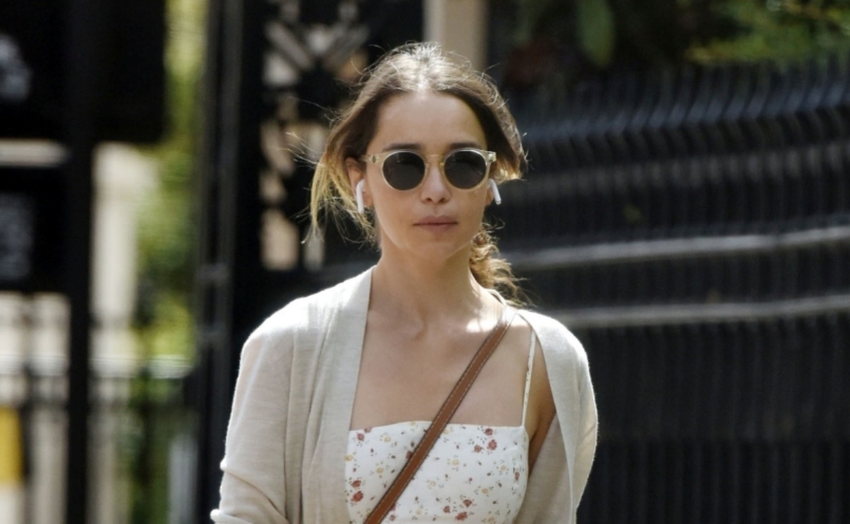 Emilia Clarke se luce con minivestido veraniego en Londres