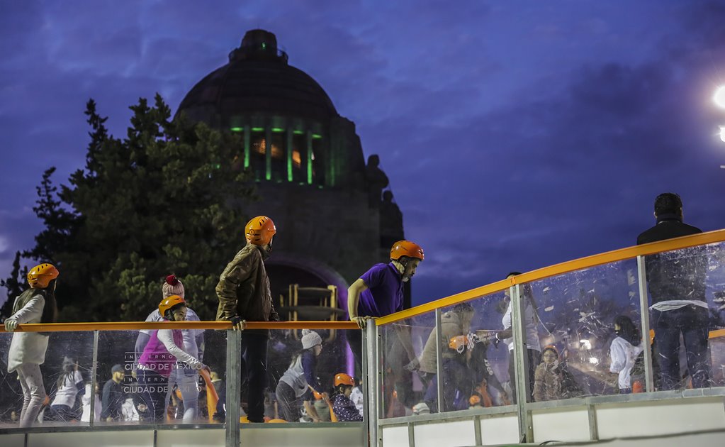Registran visita de 300 mil personas a pista de hielo en Monumento a la Revolución 