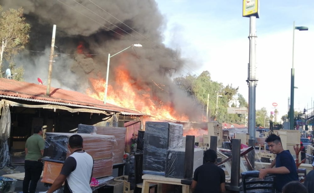 Se incendia mercado de muebles rústicos en Iztapalapa