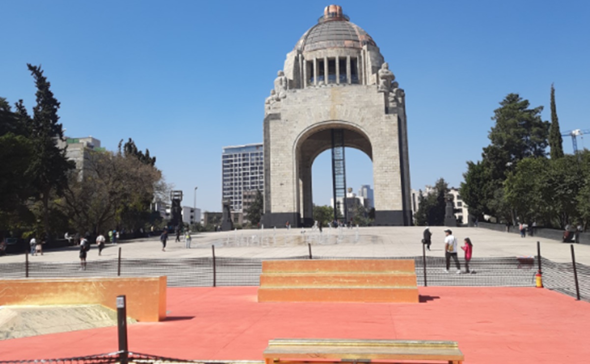 Una pista de patinetas creada por el artista Stefan Brüggeman, en el Monumento a la Revolución