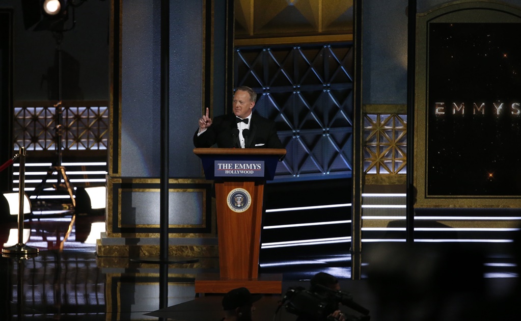 Sean Spicer, ex portavoz de la Casa Blanca, se parodia a sí mismo en los Emmy