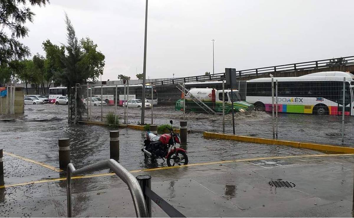 VIDEO: Paradero de Indios Verdes bajo el agua por fuertes lluvias; Metrobús suspende servicio