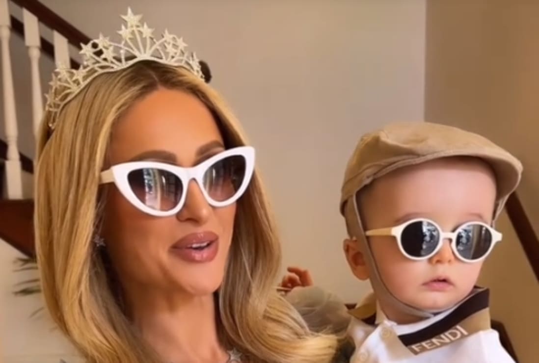 Paris Hilton celebra a su hijo Phoenix con una divertida fiesta acuática