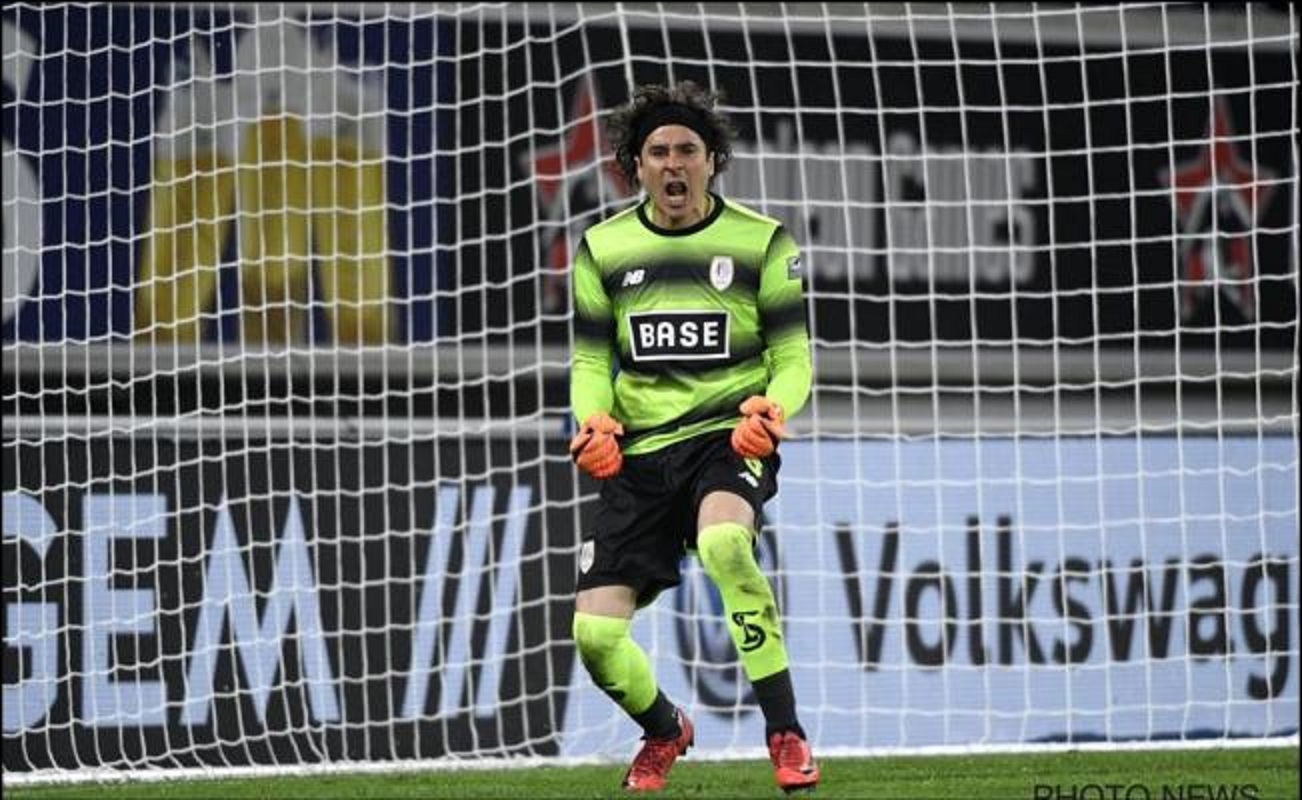 Video. Ochoa ataja penal en victoria del Standard