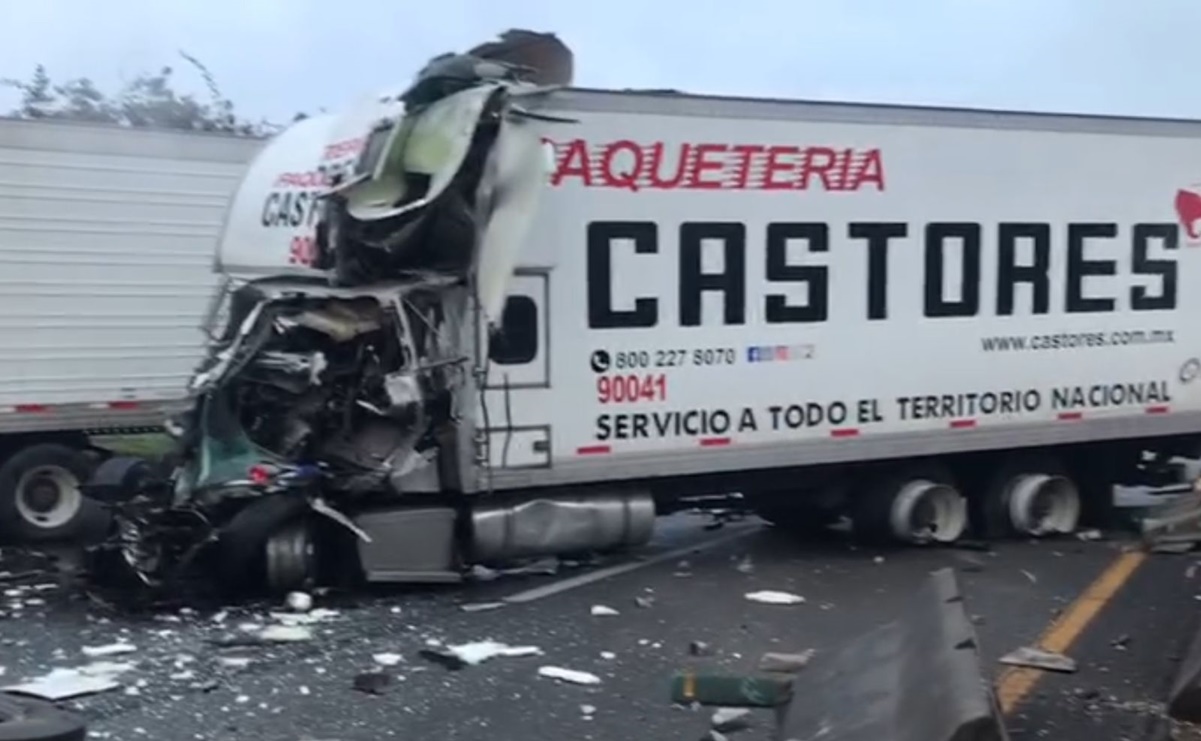 VIDEO: Conductor de tráiler evita choque de frente con vehículo de carga que invadió carril contrario en Circuito Exterior Mexiquense