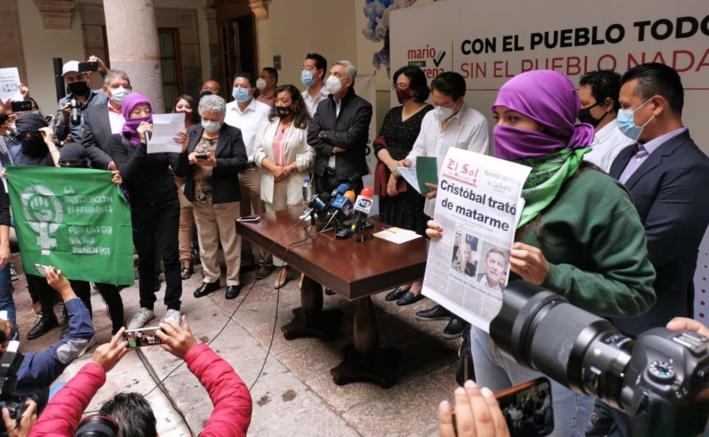 Feministas protestan contra senador Arias en plena gira de Mario Delgado 