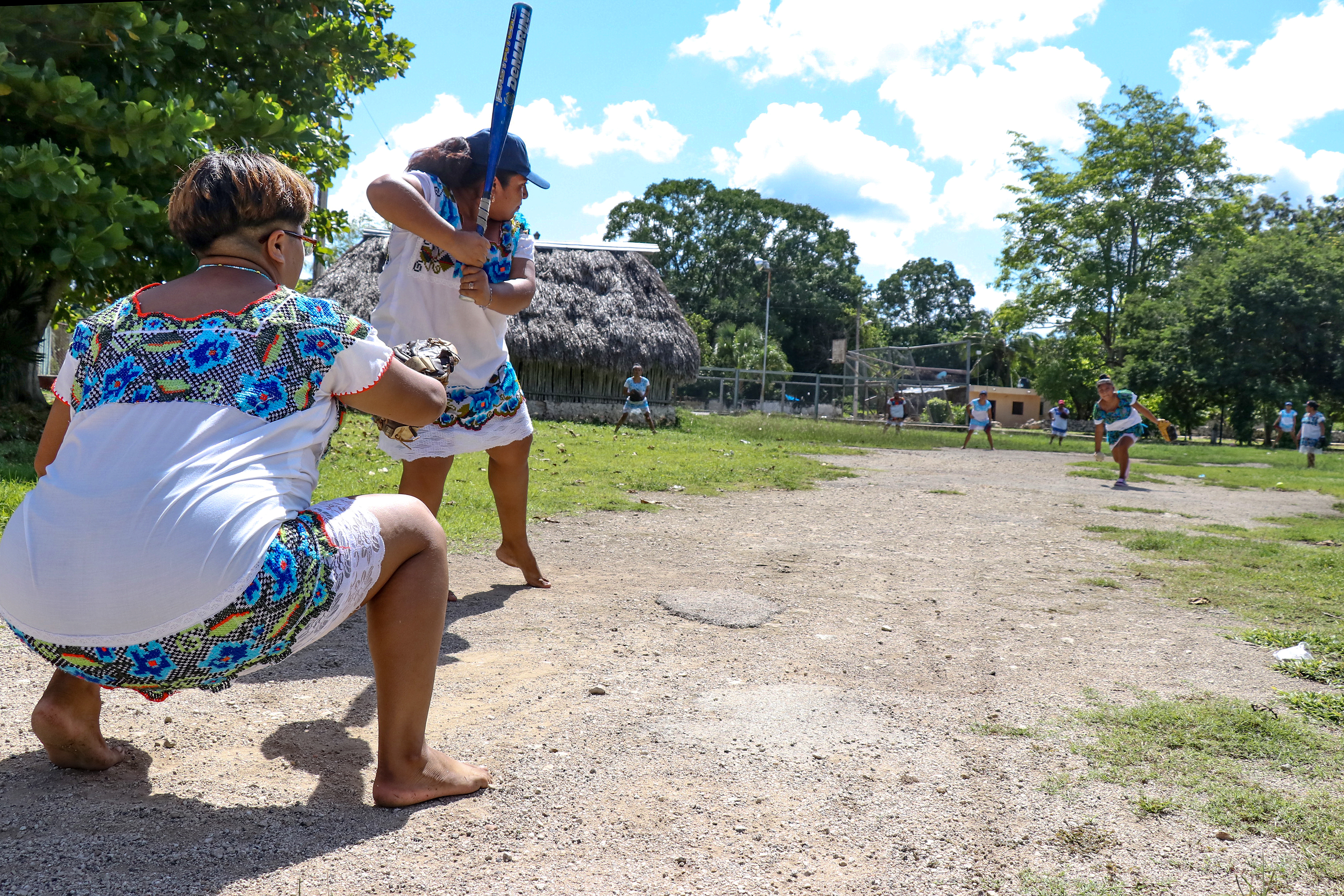 Reinas de softbol cruzan fronteras