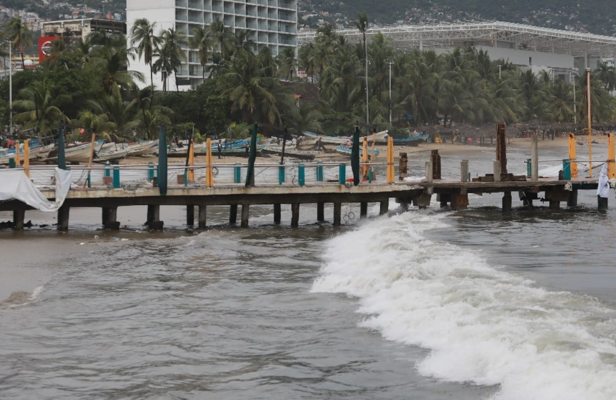 Reportan inundaciones y afectaciones en más de 50 viviendas por paso del huracán Rick en Guerrero