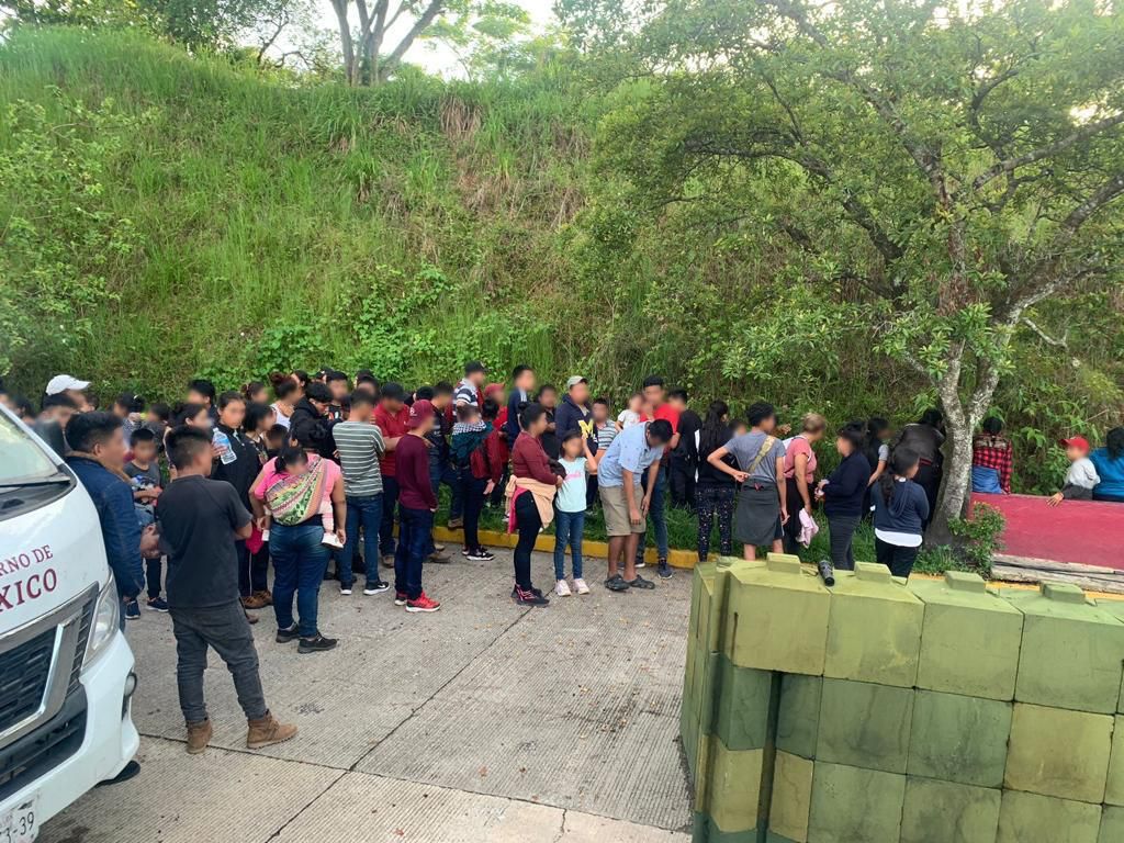 Rescatan a 126 personas migrantes en Veracruz; portaban pulseras con dibujos animados y números de serie