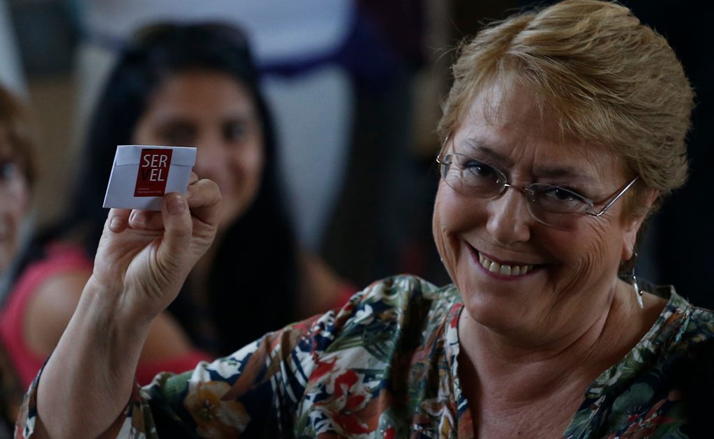 Bachelet felicita a Piñera por teléfono ante cámaras de televisión