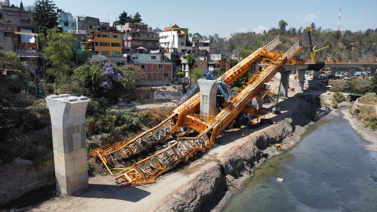 A un mes de la caída de la lanzadora de dovelas del Tren Interurbano México-Toluca, continúa el retiro de la estructura