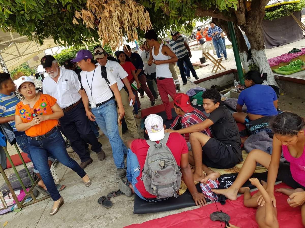 Alejandro Encinas recorre albergues para migrantes en Chiapas