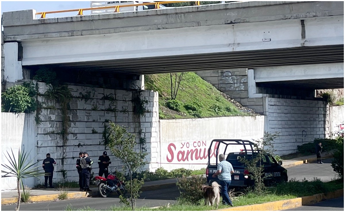 Hallan cuerpo de mujer en bajo puente del Circuito Exterior Mexiquense; reportes indican que tiene herida de bala