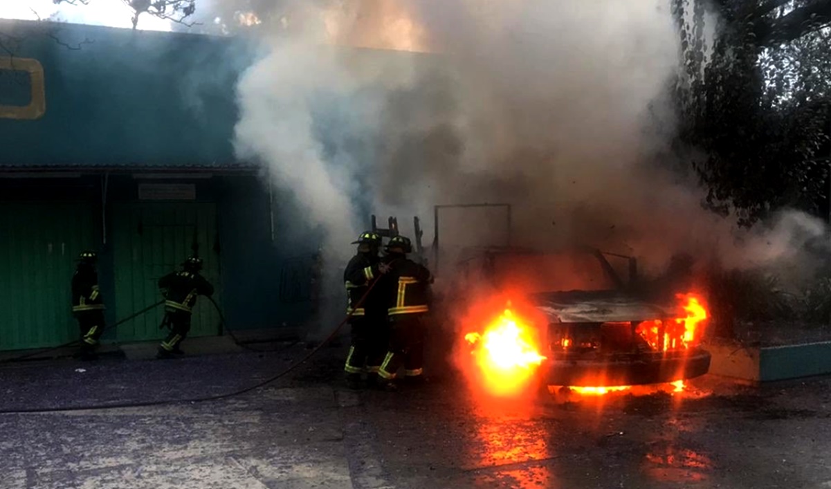 Incendian camioneta de la UNAM en CCH Azcapotzalco