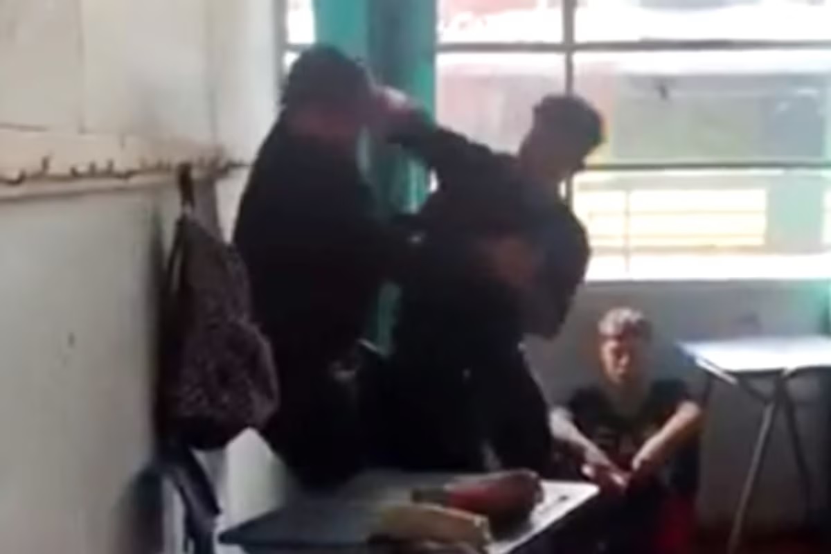 Alumno golpea a su profesor en plena clase en Chile