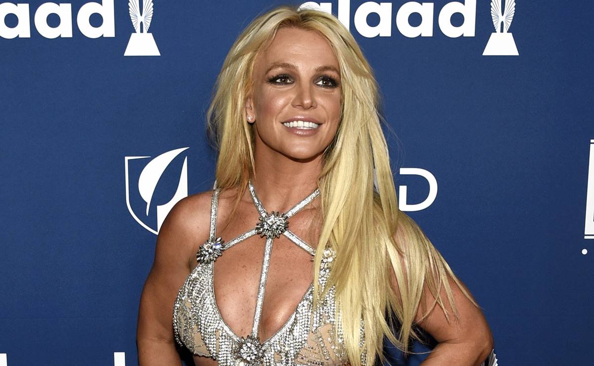 Britney Spears conquista con minivestido dorado transparente en Instagram