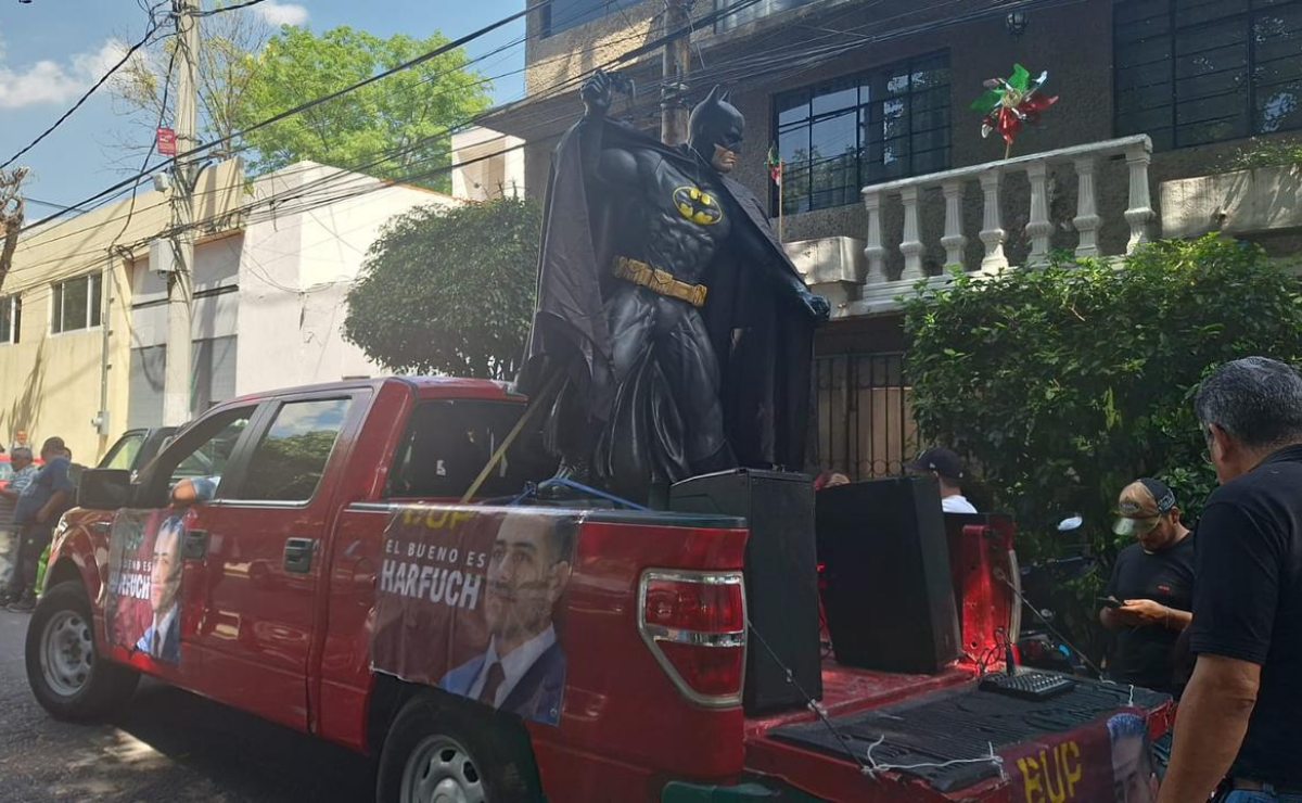 ¡Batman visita al "superpolicía"! Con figura a escala reciben a simpatizantes de García Harfuch en Miguel Hidalgo