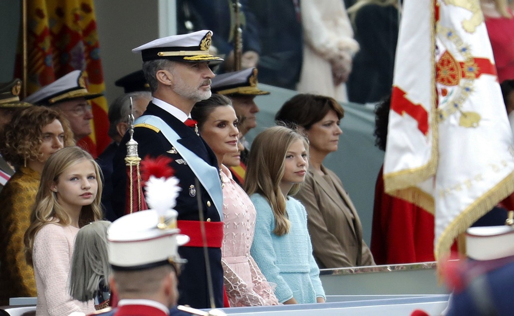 Reyes de España dirigen el desfile militar de la Fiesta Nacional
