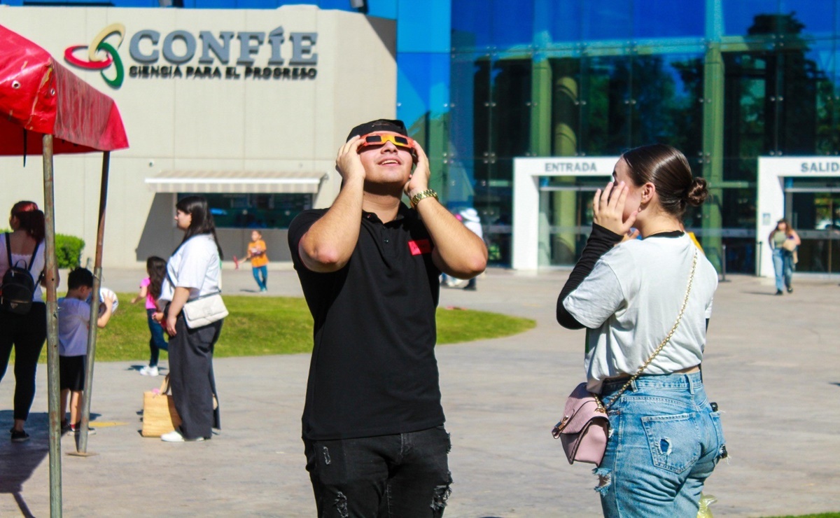 Distribuyen 60 mil lentes para ver el eclipse solar en Mazatlán; se espera un cielo despejado