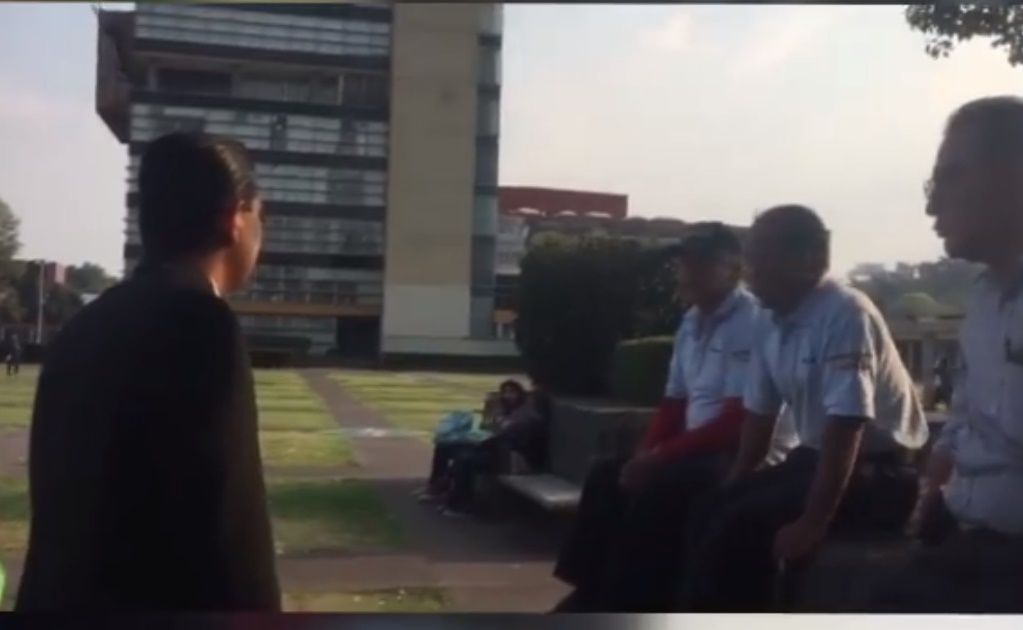 UNAM suspende a vigilantes que aparecen en video en que alumno es amenazado