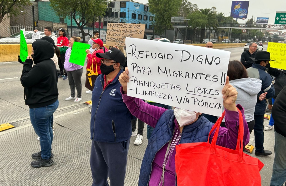 Vecinos bloquean Circuito Interior; piden retiro de migrantes de la calle Constantino 