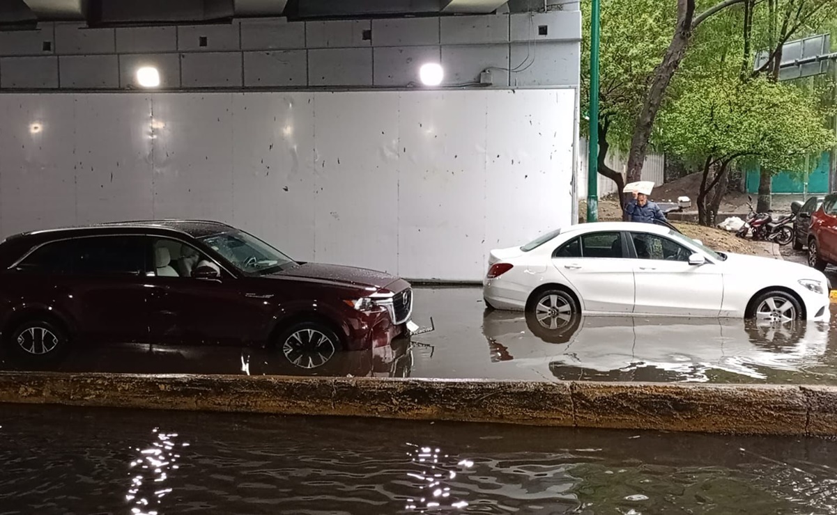 Automóviles quedan varados en bajo puente de la alcaldía Tlalpan debido a las fuertes lluvias