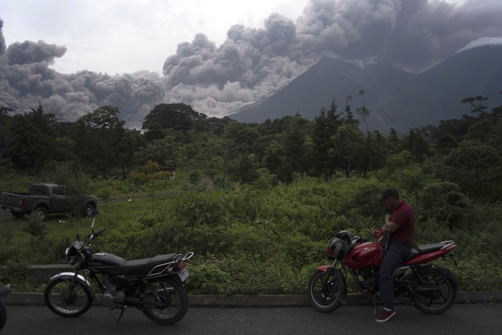 Peña Nieto ofrece apoyo a Guatemala tras erupción de volcán