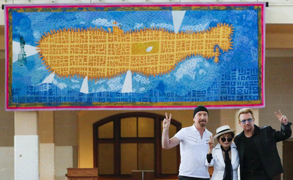 Yoko Ono y U2 develan tapiz en honor a Lennon