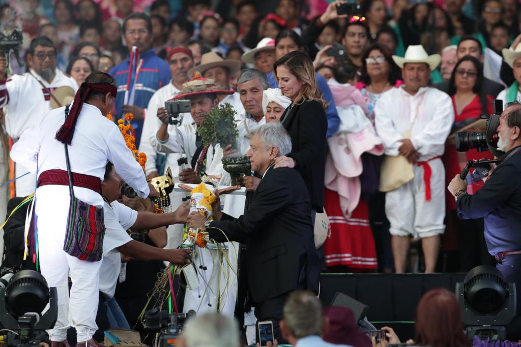 En un día AMLO comió con un rey y se hincó ante un indígena