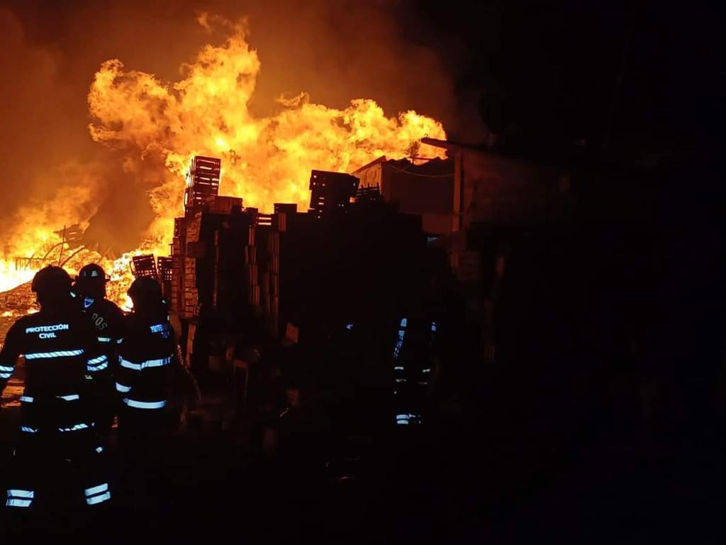 Combaten incendio en Central de Abasto de Toluca