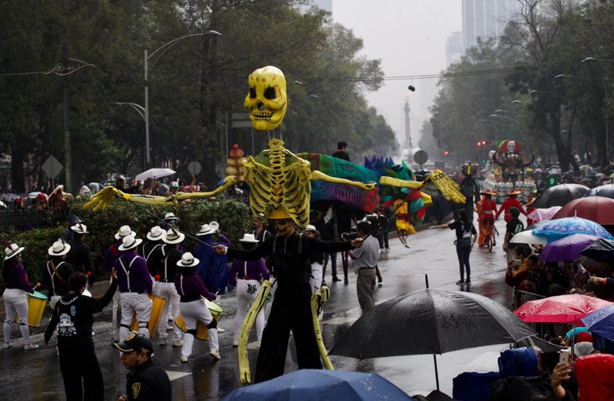 Mega Desfile de Día de Muertos continúa a pesar de la lluvia en la CDMX