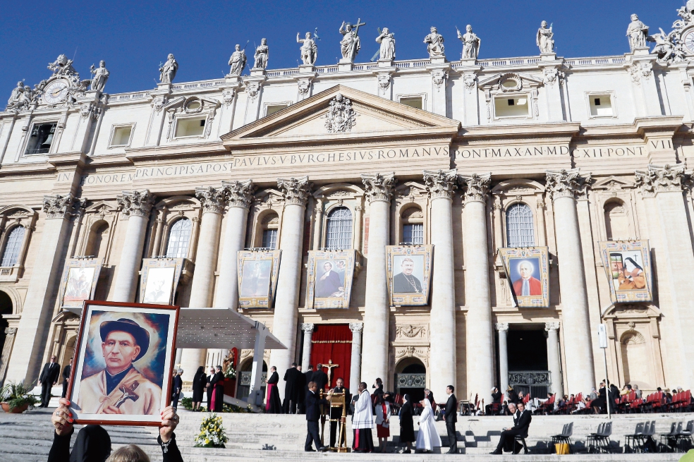 Papa Francisco proclama santo al niño cristero y a otros seis beatos    