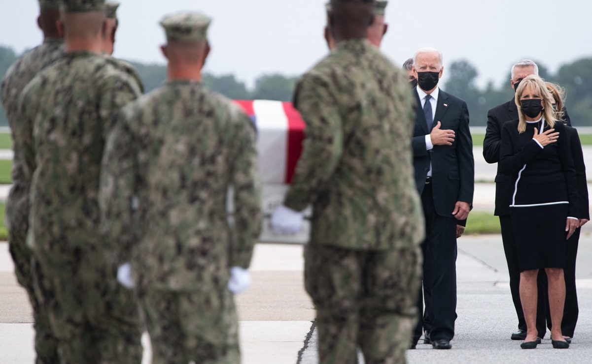 Biden se reúne con familias de 13 soldados estadounidenses muertos en Kabul