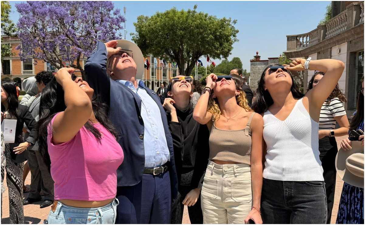 "Estamos unidos por siempre como familia", dice embajador Ken Salazar por el eclipse solar