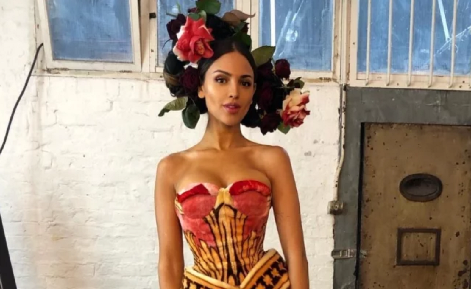 Eiza González se viste con vestido de cobija de San Marcos y se vuelve viral