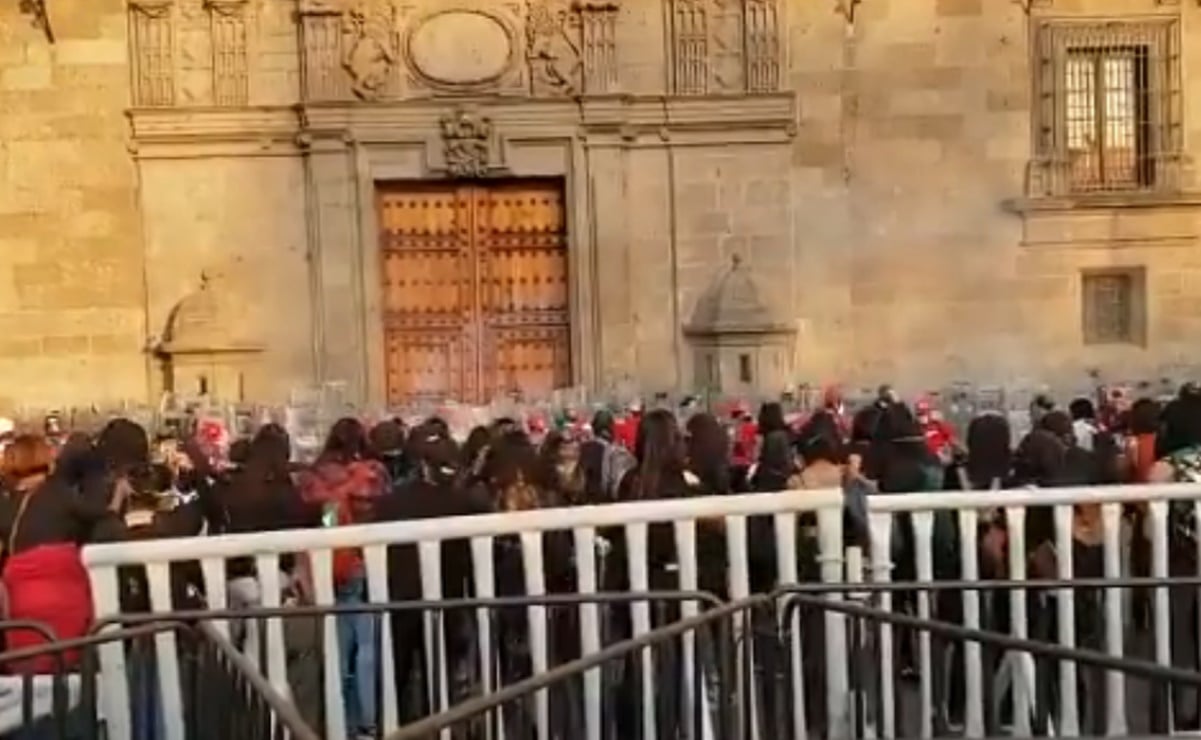 Despliegan cerco policiaco en Palacio Nacional tras intento de pintas por feministas