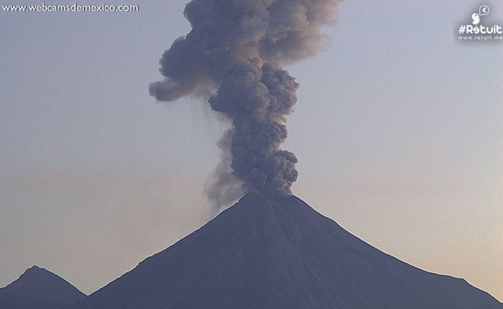 Volcán de Colima emite fumarola de 1.6 km