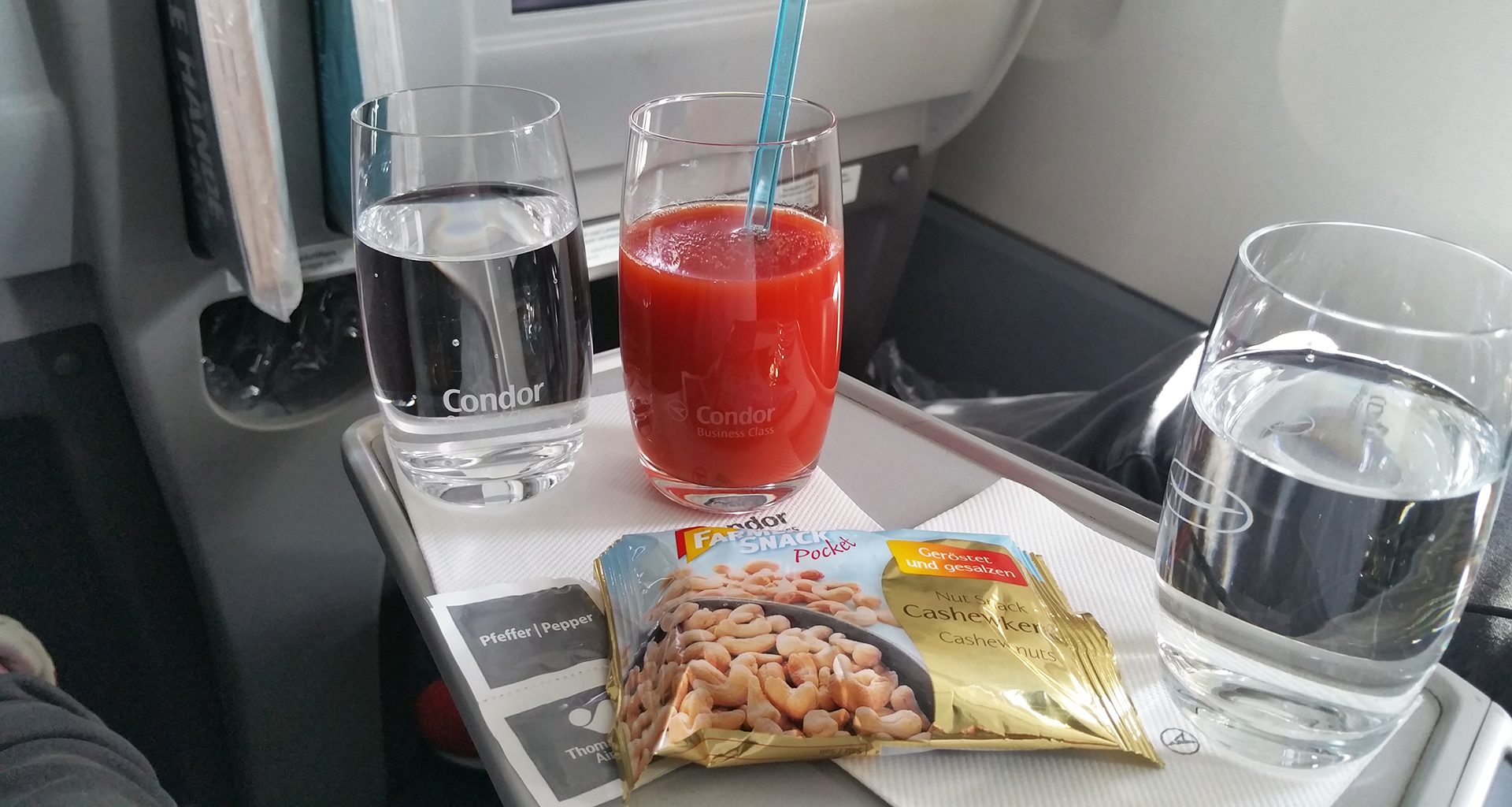 ¿Por qué el jugo de tomate sabe más rico en los aviones?