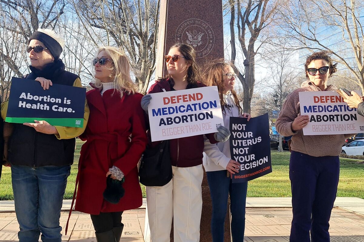 Wyoming se convierte en el primer estado en prohibir las píldoras abortivas