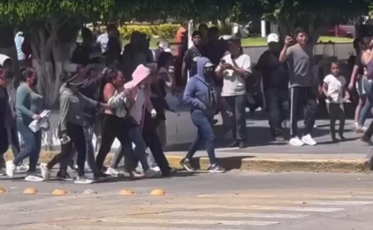 Padres de familia acusan a mujer de quedarse dinero de escuela en Ixmiquilpan; la golpean y obligan a caminar descalza