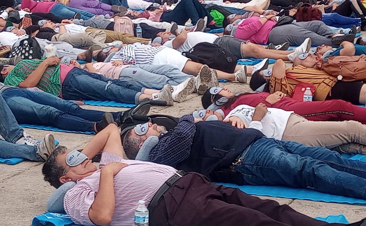 VIDEO: Capitalinos conmemoran el Día Internacional de Sueño y se echan un "coyotito" en Revolución