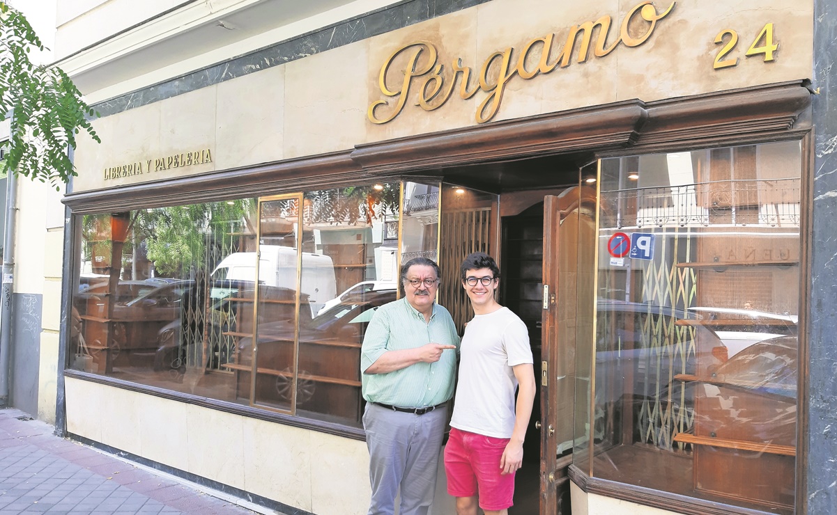 Dos mexicanos rescatan la librería más antigua de Madrid