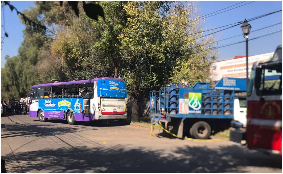 Choque de camión de gas LP con transporte público deja una persona muerta y 15 lesionados en Xochimilco