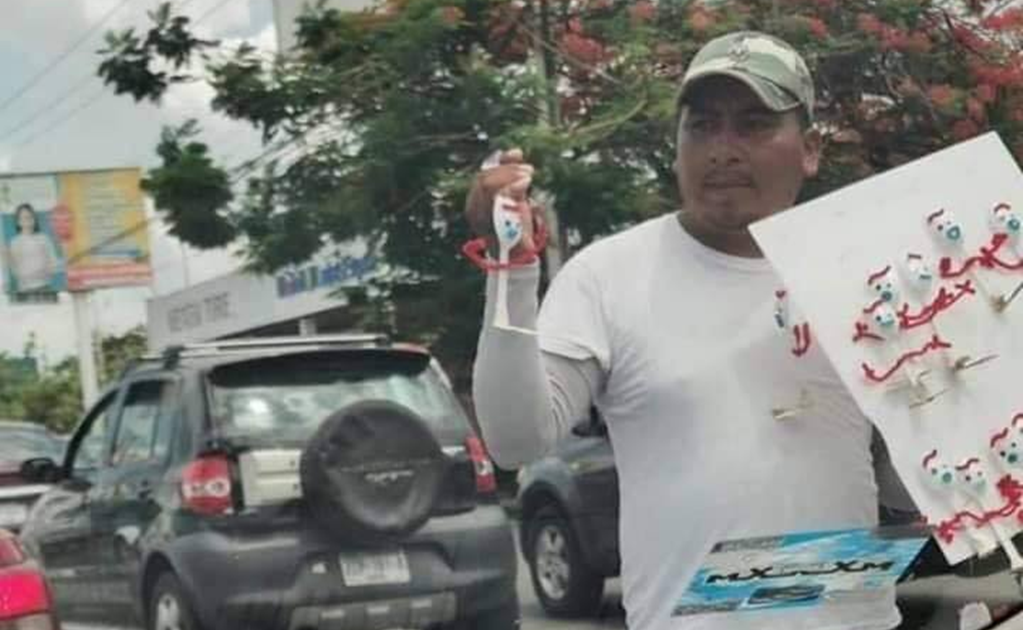 Hombre vende muñecos de “Forky” a 25 pesos en Mérida