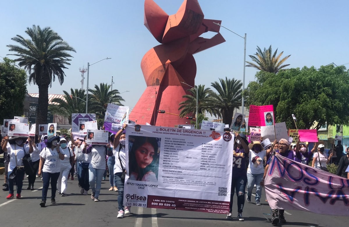 Marchan contra feminicidios y violencia de género en Neza